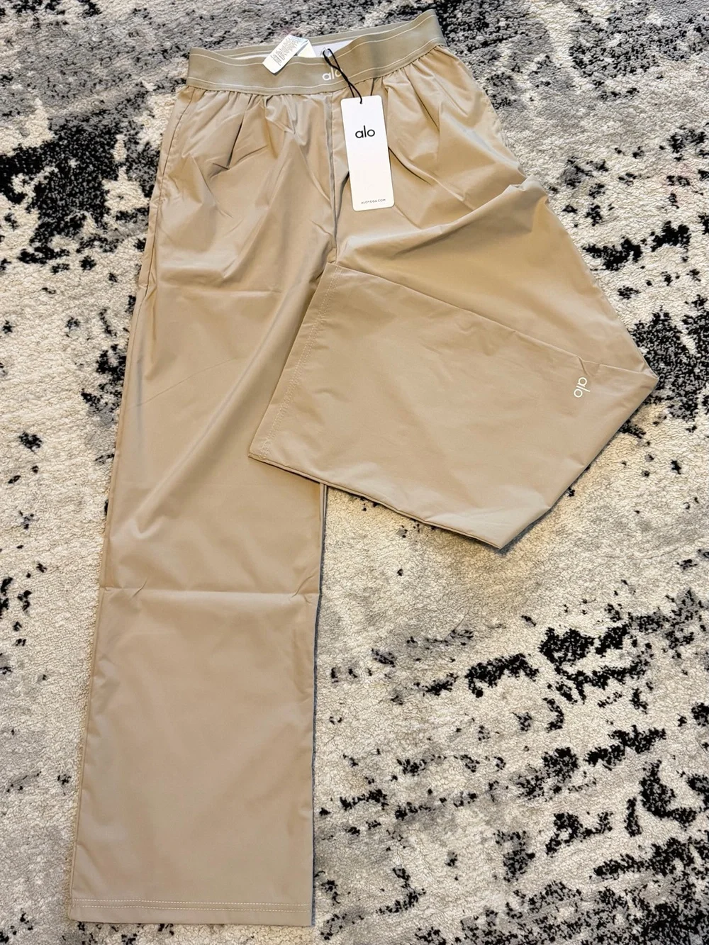 ALO Yoga Women’s Wide-Leg Trousers in Khaki